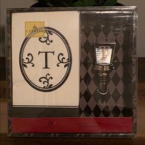 Napkins and wine stopper